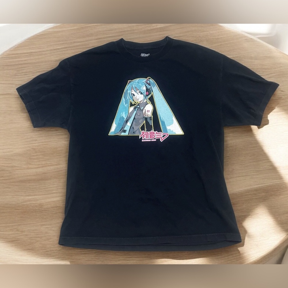 Hatsune Miku graphic tee in turquoise.‎